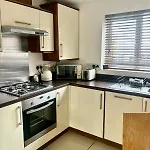Trendy 2 Bed City Hideaway With Secure Parking
