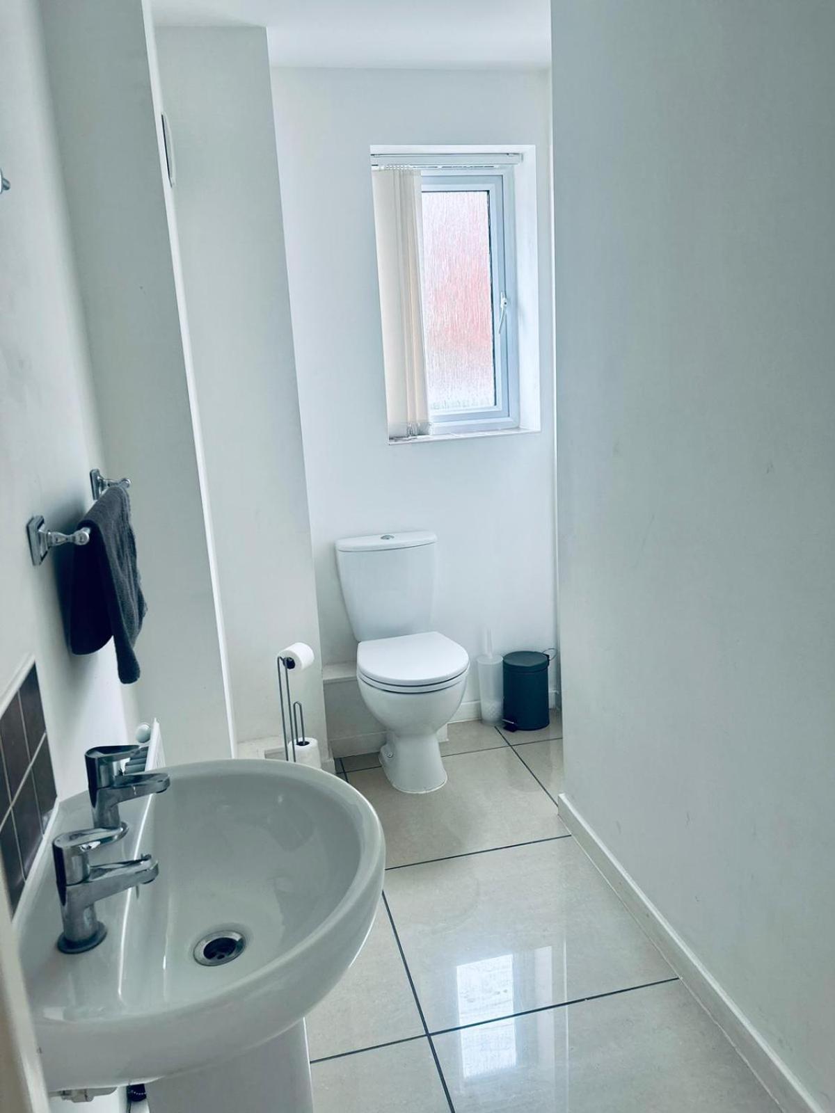 Trendy 2 Bed Hideaway With Secure Parking *