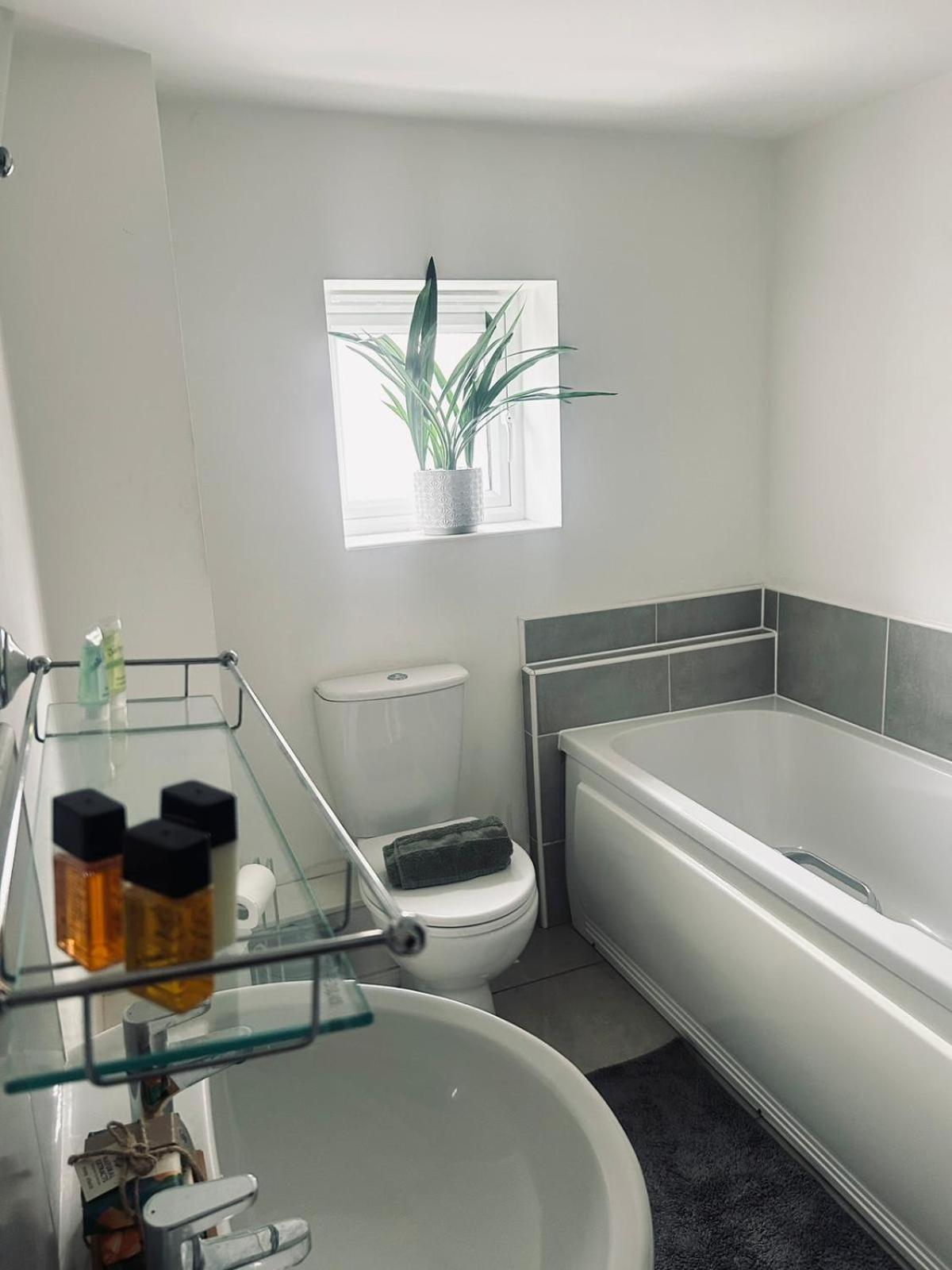 Trendy 2 Bed Hideaway With Secure Parking Apartment